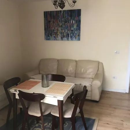 Itan's Lovely Two Bedroom Flat In Center Of